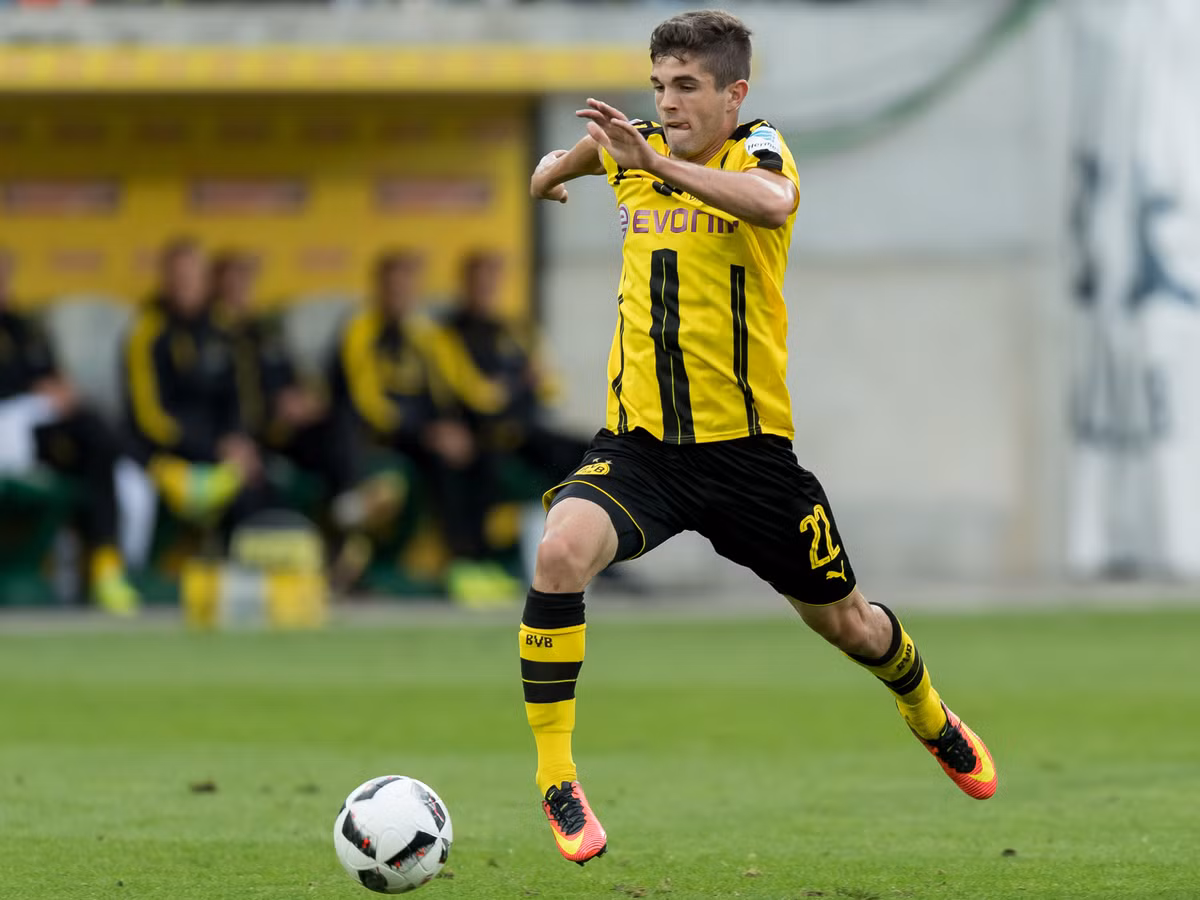 Christian Pulisic là cầu thủ người Mỹ sinh năm 1998 hiện thuộc biên chế CLB Borussia Dortmund. Sau sự ra đi của Henrikh Mkhitaryan, thì Pulisic là sự bổ sung chất lượng cho hàng tiền vệ của CLB có biệt danh "vàng đen". Ảnh: Mirror