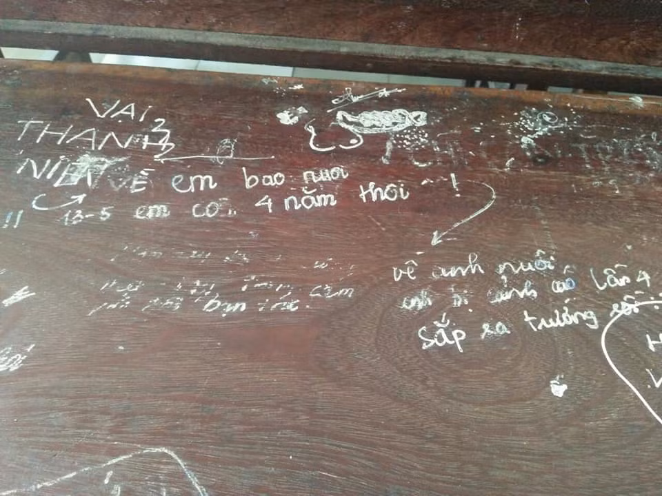 Bên cạnh những bình luận hoài niệm, nhiều thành viên trên mạng xã hội cũng cho rằng, việc viết lên bàn là điều không nên bởi nó sẽ làm ảnh hưởng tới những người ngồi sau đó và làm mất mĩ quan của lớp học.