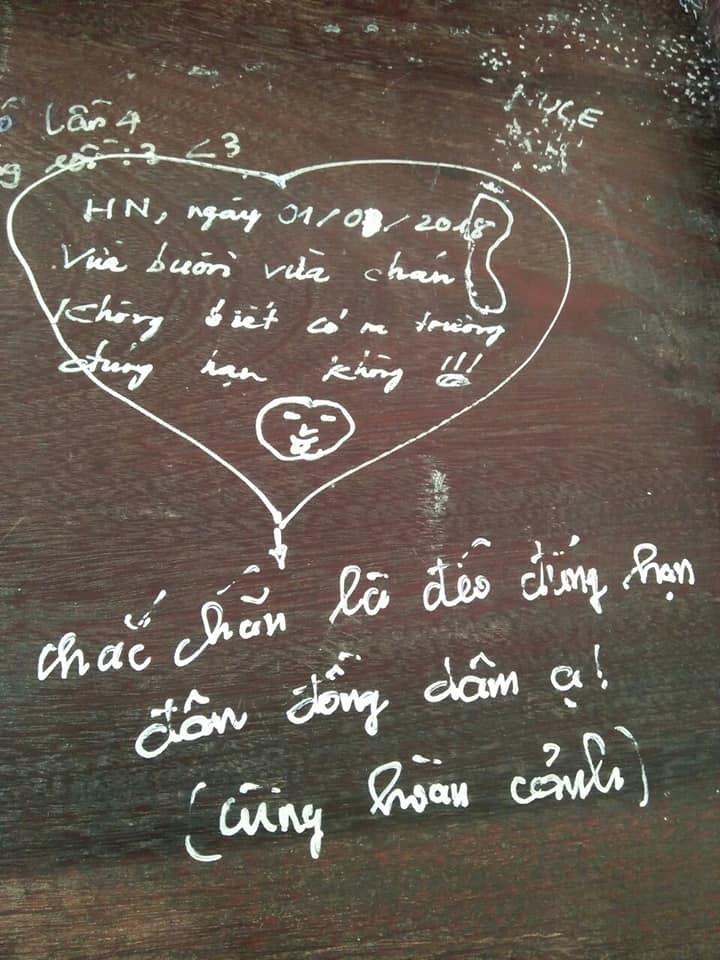 Mới đây trên MXH, một nickname đến từ Đại học Xây Dựng Hà Nội đã cho đăng tải những dòng nhật ký trên bàn học khiến dân tình trên mạng thích thú và nhanh tay chia sẻ với bạn bè.