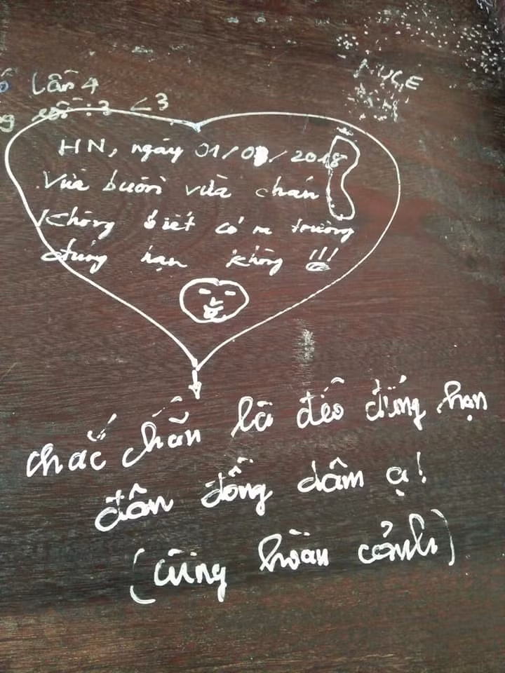 Mới đây trên MXH, một nickname đến từ Đại học Xây Dựng Hà Nội đã cho đăng tải những dòng nhật ký trên bàn học khiến dân tình trên mạng thích thú và nhanh tay chia sẻ với bạn bè.