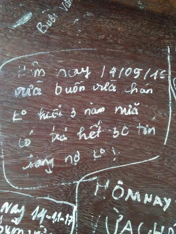 Dẫu biết rằng, viết lên bàn học là một điều không được phép nhưng ai trong chúng ta chẳng một lần mắc phải sai lầm đó. Tuy nhiên, việc một lần trót dại lại lưu lại kỉ niệm cho các bạn học sinh cả đời.