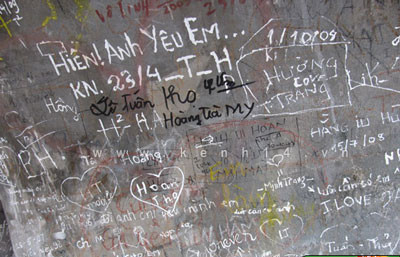 Nickname Tuấn Trà viết: "Mình biết rằng đây là những tâm tư thôi nhưng việc viết nên bàn thì không nên các bạn nhé. Thực sự mất mỹ quan lắm, mình còn giữ cho các em khóa sau nữa chứ".