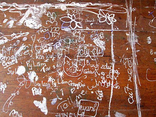 Những chiếc bàn học trở thành nơi tâm sự của học sinh, sinh viên trong những tiết học mà không một chữ nào lọt vào đầu.