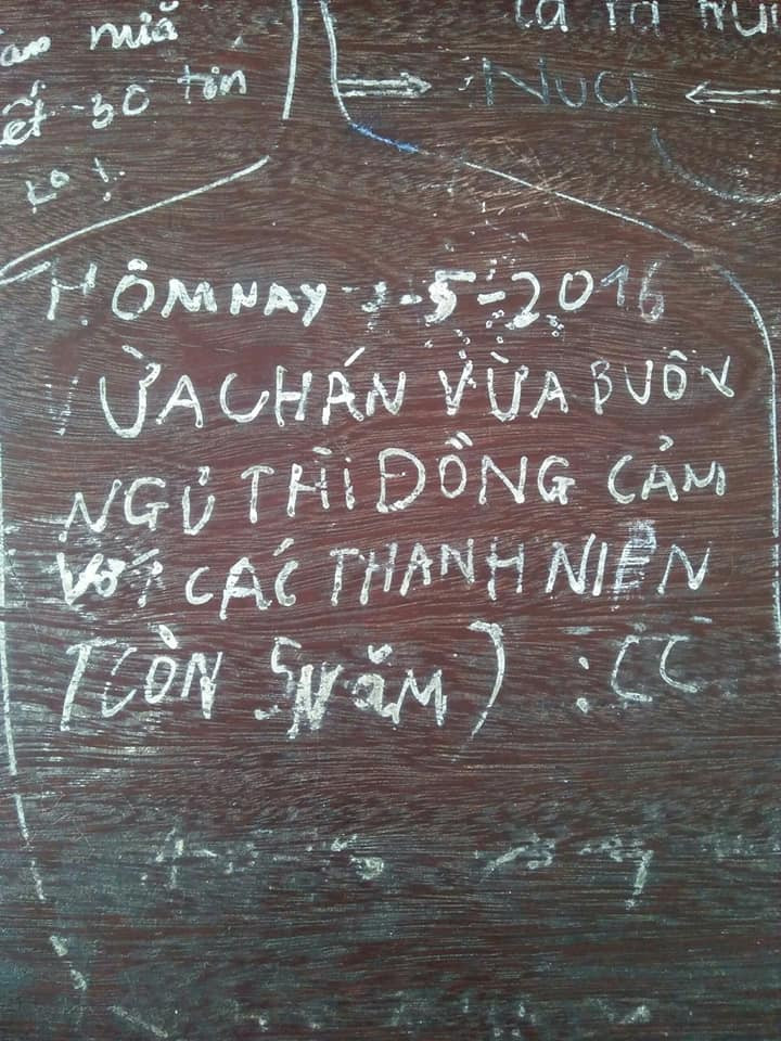 Chia sẻ với CĐM, nickname Hoàng Ánh viết: "Nhìn lại những dòng này mà nhớ thế. Ngày xưa không chỉ viết bọn mình còn lấy com-pa khắc lên bàn cơ. Tùm lum, tà la những thứ linh tinh được khắc lên nhưng nhớ nhất là quả vach "chia lãnh thổ", đứa nào mà xâm phạm trái phép là phạt".
