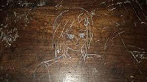 Một bức họa được khắc trên chiếc bàn học.