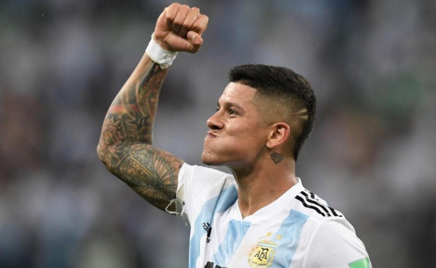 MU đang gặp rất nhiều khó khăn trong khâu phòng ngự và bây giờ họ tiếp tục phải đối mặt với một vấn đề khác đó là Marcos Rojo đòi ra đi vì không hạnh phúc.