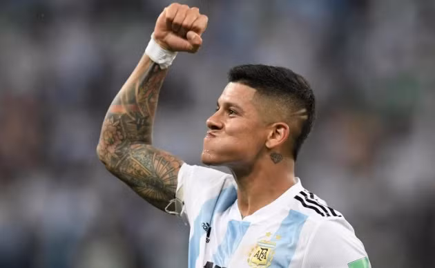 MU đang gặp rất nhiều khó khăn trong khâu phòng ngự và bây giờ họ tiếp tục phải đối mặt với một vấn đề khác đó là Marcos Rojo đòi ra đi vì không hạnh phúc.