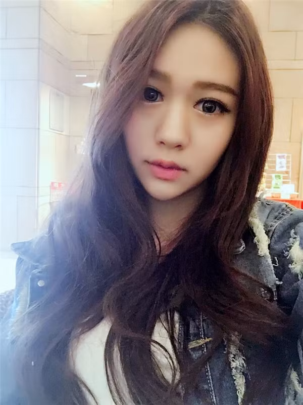 Ngay sau khi xuất hiện, dân mạng đã đổ xô đi thu hoạch những thông tin về cô gái bí ẩn này. Bất ngờ hơn khi cô nàng bắt đầu cởi bỏ bộ đồ lặn, cô nàng còn xinh đẹp hơn gấp vạn lần khi khoe những đường cong đầy thu hút.