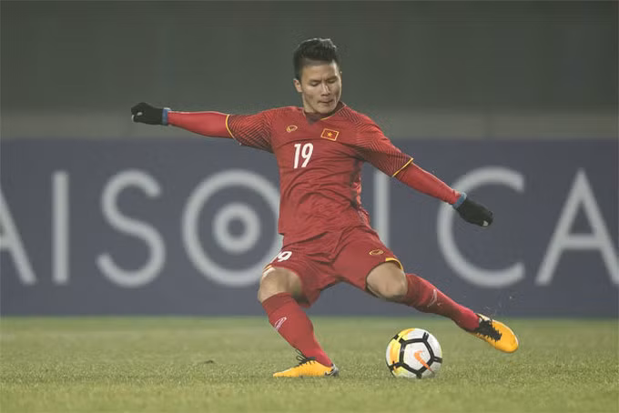 Quang Hải từng được một số CLB tại châu Âu theo dõi sát sao và cái giá được các đội bóng đưa ra là 2 triệu USD tương đương khoảng gần 50 tỉ đồng. Dù rằng thể hình thấp bé với chiều cao 1m66, nhưng lối chơi kỹ thuật và cái chân trái cực “ngọt” hoàn toàn có thể giúp cầu thủ này tỏa sáng.