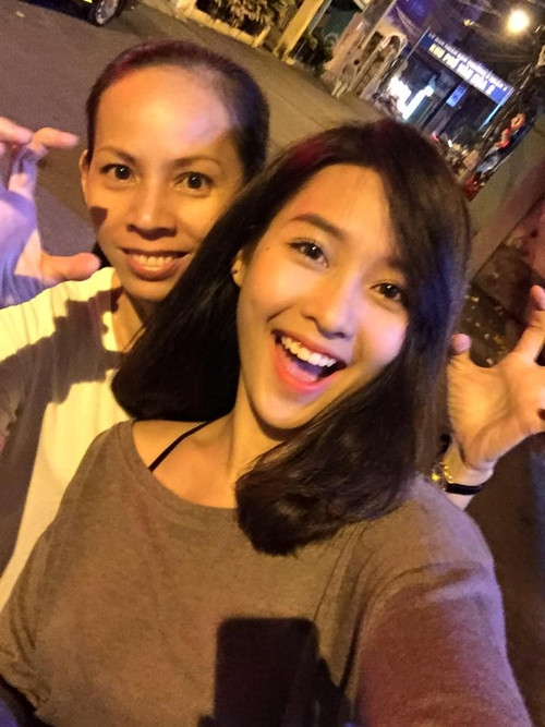 Khả Ngân ít khi nhắc đến mẹ bằng bà nội hay bà ngoại vì mẹ của hot girl không thường xuyên xuất hiện bên cạnh con gái.