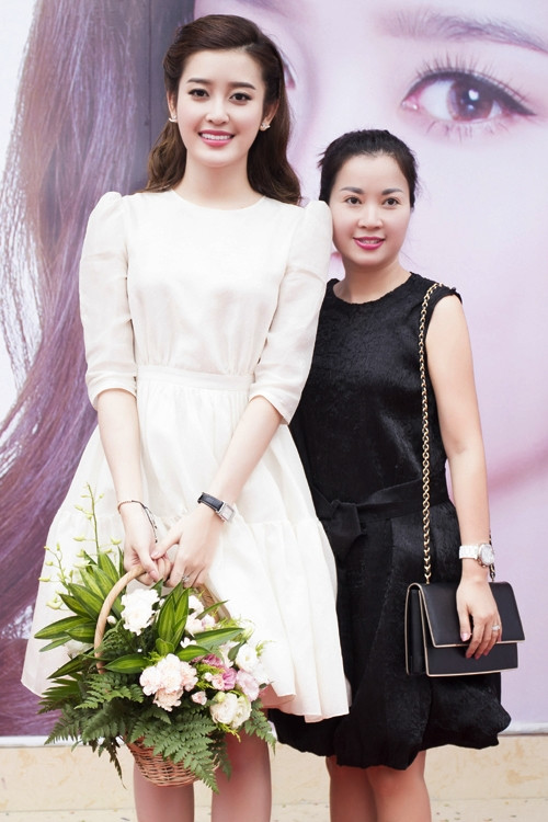 Mẹ của Á hậu Huyền My năm nay 41 tuổi nhưng vẫn giữ được nét trẻ trung, làn da căng mịn.