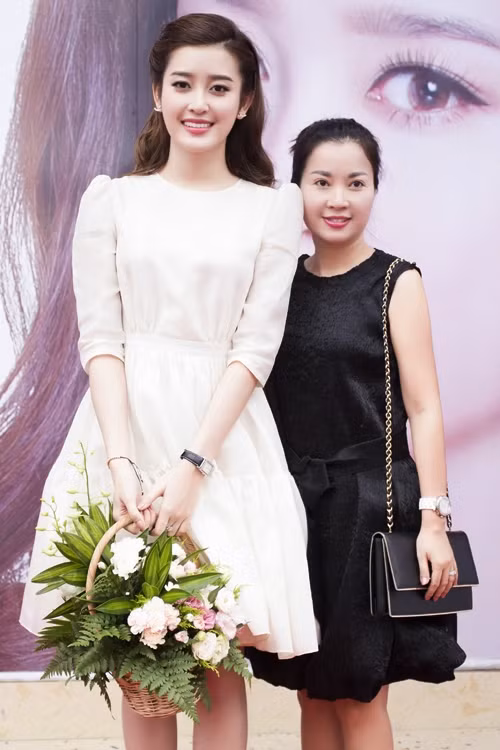 Mẹ của Á hậu Huyền My năm nay 41 tuổi nhưng vẫn giữ được nét trẻ trung, làn da căng mịn.