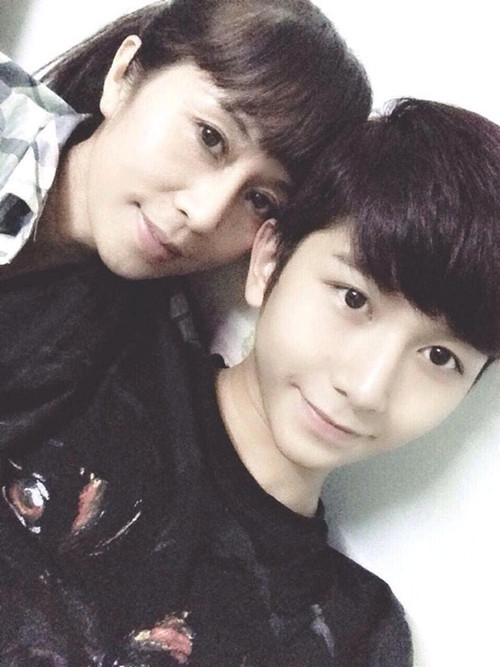 Còn mẹ của ca sĩ trẻ Đỗ Hoàng Dương lại sở hữu vẻ đẹp vô cùng duyên dáng với khuôn mặt thon gọn dù đã bước sang tuổi 40.