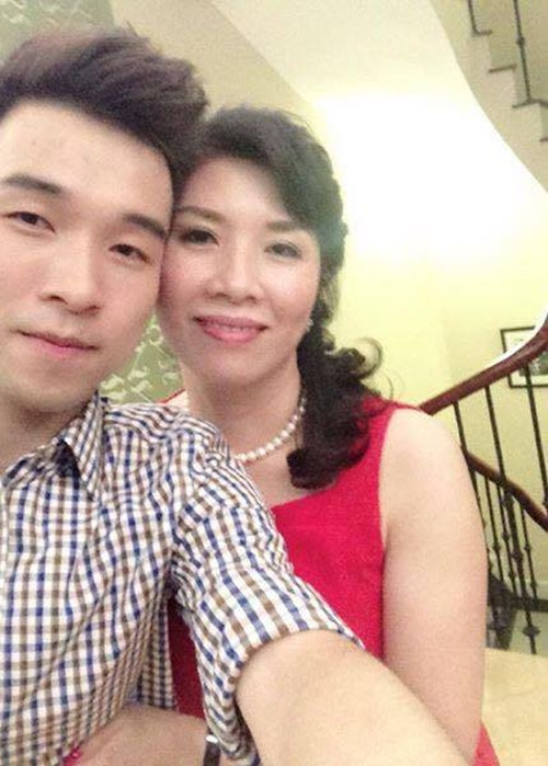 Trên trang cá nhân của mình, anh chàng trưởng nhóm St.319 Aiden chia sẻ rất nhiều những bức ảnh về người mẹ xinh đẹp, với những đường nét khuôn mặt sắc nét.