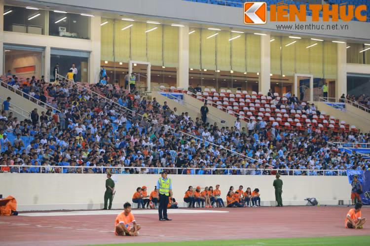 Tối ngày 26/7, rất nhiều CĐV đã đến SVĐ QG Mỹ Đình để theo dõi các cầu thủ Man City thực hiện buổi tập làm quen với mặt sân Mỹ Đình.