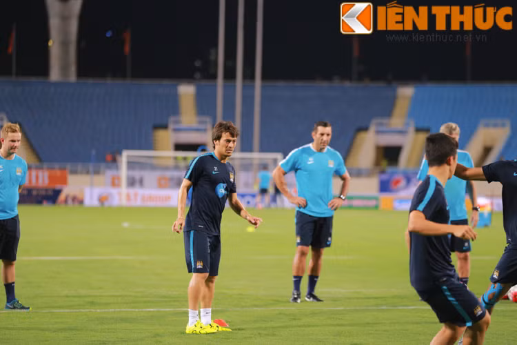 Sau màn khởi động, các cầu thủ Man City đã chia nhóm ra tập đá ma một chạm để làm quen với cảm giác bóng và làm quen với mặt cỏ tại sân Mỹ Đình.