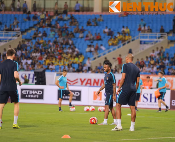 Cầu thủ đắt giá nhất lịch sử CLB Man City là Raheem Sterling xuất hiện trên sân Mỹ Đình trong những tiếng reo hò của fan hâm mộ.