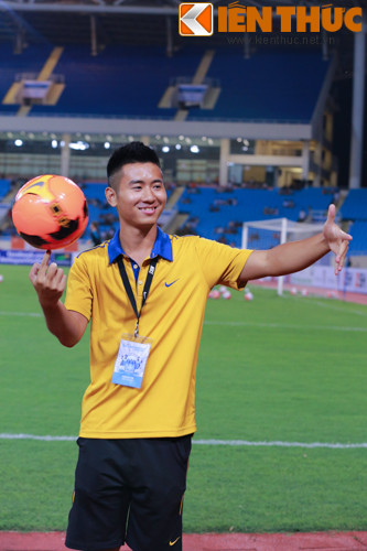 Ngoài xem các ngôi sao tập dưới sân, fan Man City có mặt tại Mỹ Đình còn được thưởng thức những màn tâng bóng nghệ thuật đặc sắc.