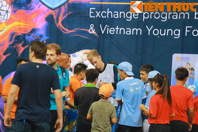 Trước khi rời sân Mỹ Đình, thủ thành số một của CLB Man City là Joe Hart nán lại ký tặng CĐV.