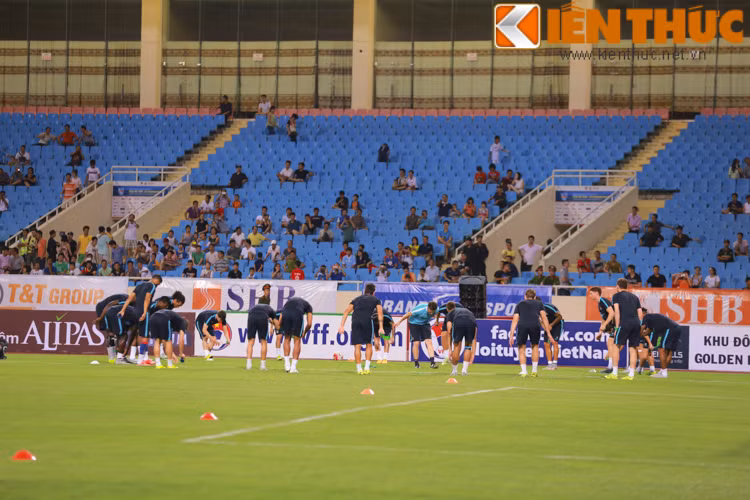 Đầu buổi tập, các cầu thủ Man City đã có màn khởi động nhẹ theo nhóm ở phía khán đài B.