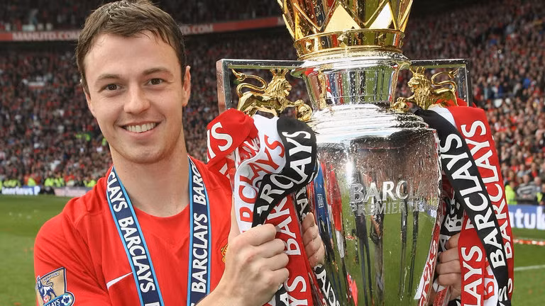 Chuyển nhượng cầu thủ từ Mirror, M.U đang nhắm mua lại cầu thủ cũ của mình là Evans với giá cực rẻ là 3 triệu bảng.