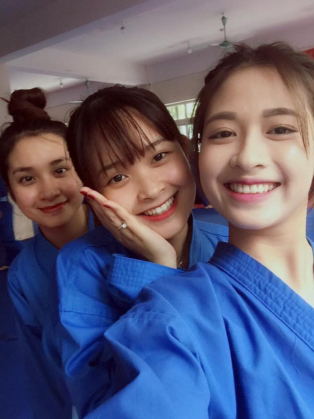 Suốt 12 năm phổ thông, Linh đều đạt danh hiệu học sinh Khá, Giỏi. Môn cô bạn có điểm cao nhất là tiếng Anh. Nhờ thế mạnh này mà nữ sinh có cơ hội trở thành một trong hai đại diện Việt Nam sang Nhật tham gia hội nghị International Youth Exchange do Hội chữ thập đỏ quốc tế tổ chức vào năm 2010.