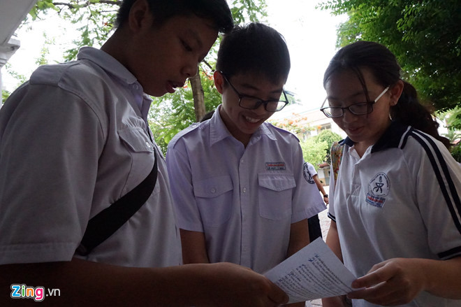 Kết thúc kỳ thi tuyển sinh vào 10, thí sinh thở phào nhẹ nhõm. Ảnh: Minh Nhật.