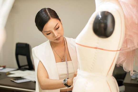 Trước đó, Thùy Victory cũng từng từ chối lời đều nghị chờ đợi trong 3 năm của thái tử Malaysia để theo đuổi đam mê của mình. Cũng theo cô nàng này, nếu để suy nghĩ lại, cô vẫn kiên định với quyết định ban đầu của mình.