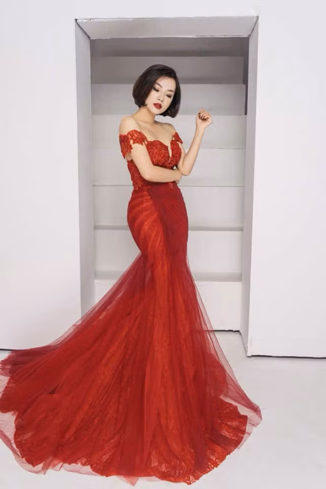 Cũng theo Thùy Victory cho biết, chuyện của cô và thái tử Malaysia chưa có một sự quá giới hạn nào giữa hai người, chỉ là những chào hỏi xã giao theo phong tục nước ngoài những cái ôm hay hôn vào má chào hỏi.