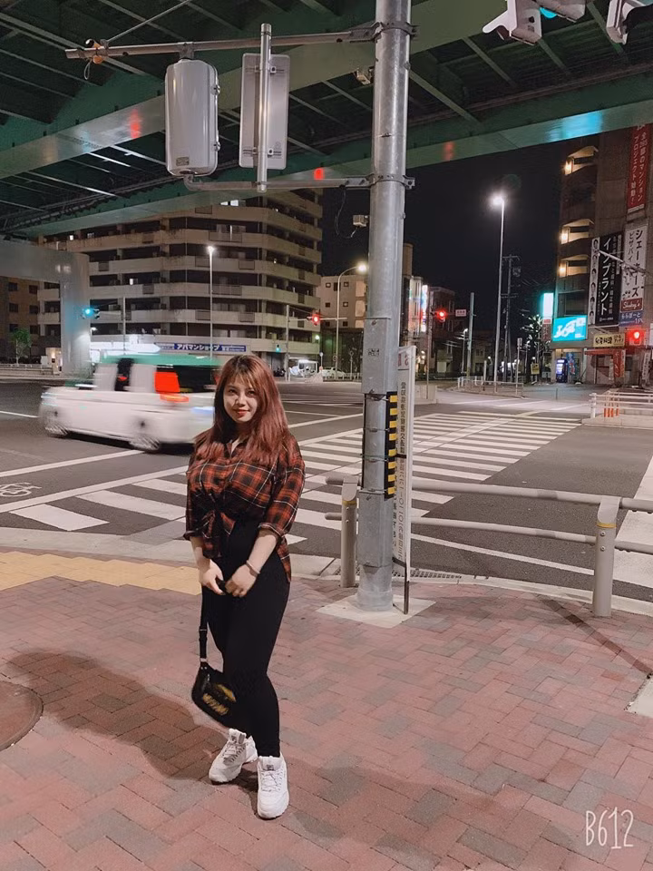 Một bức ảnh được Thu Trang chụp khi mới bước chân sang Nhật. Dù đã phẫu thuật nhưng nhiều người vẫn nhận thấy vòng 1 của cô bạn vẫn "phồn thực".