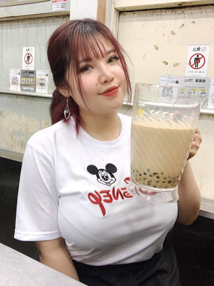 Dù đã hồi phục hoàn toàn sau ca phẫu thuật nhưng vẫn có thể thấy rằng vòng ngực khủng của cô nàng vẫn còn rất lớn khiến dân mạng phải thốt lên rằng "đẳng cấp là mãi mãi".