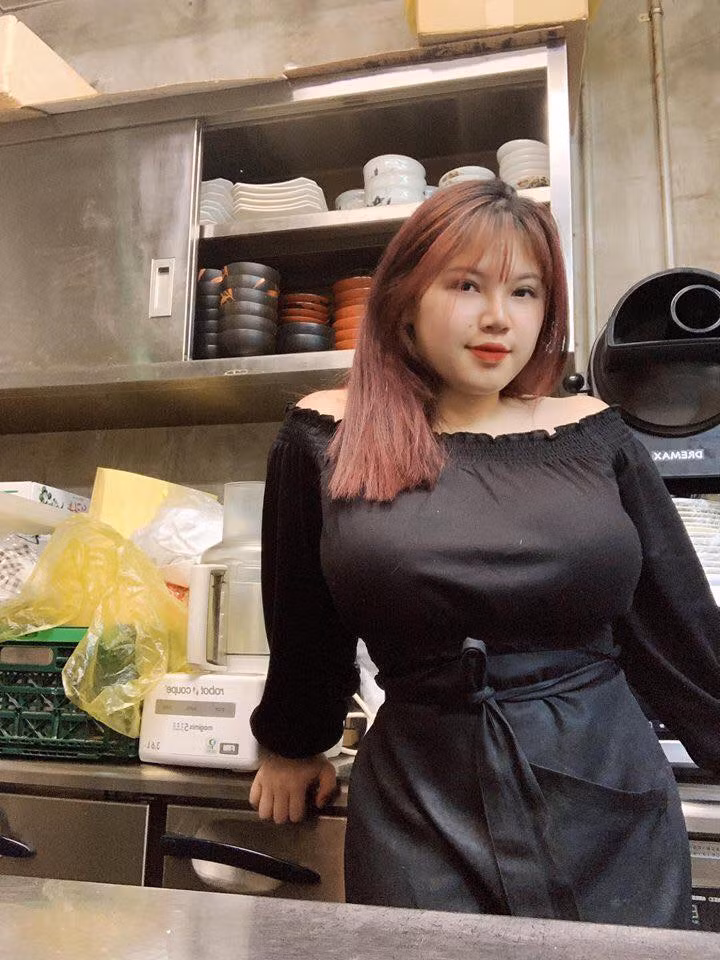 Sở hữu một khuôn mặt xinh xắn, thân hình hơi tròn trịa đáng yêu, nhưng Thu Trang vẫn chẳng thể tự tin khi sở hữu vòng 1 khủng lên tới 110 cm. Khi còn đi học, nữ sinh này rụt rè và không thể hòa đồng với tất cả mọi người vì ngực quá to.