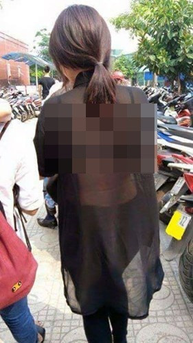 Chẳng biết do quá vô tư hay cố tình không hiểu nhưng có nhiều người mặc váy ngắn, áo lưới, thậm chí là những chiếc áo siêu mỏng đi lễ chùa.