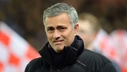 Sau cuộc đụng độ với Man United tại vòng bán kết Cúp Liên đoàn Anh vào ngày 12/1/2005, HLV Mourinho của Chelsea đã có những lời lẽ không hay ám chỉ việc HLV Alex Ferguson của Man United nói chuyện cùng trọng tài Neale Barry ở cuối hiệp một gây bất lợi cho Chelsea. Sau phát biểu này, LĐBĐ Anh (FA) phạt HLV Mourinho 5.000 bảng về hành động này.