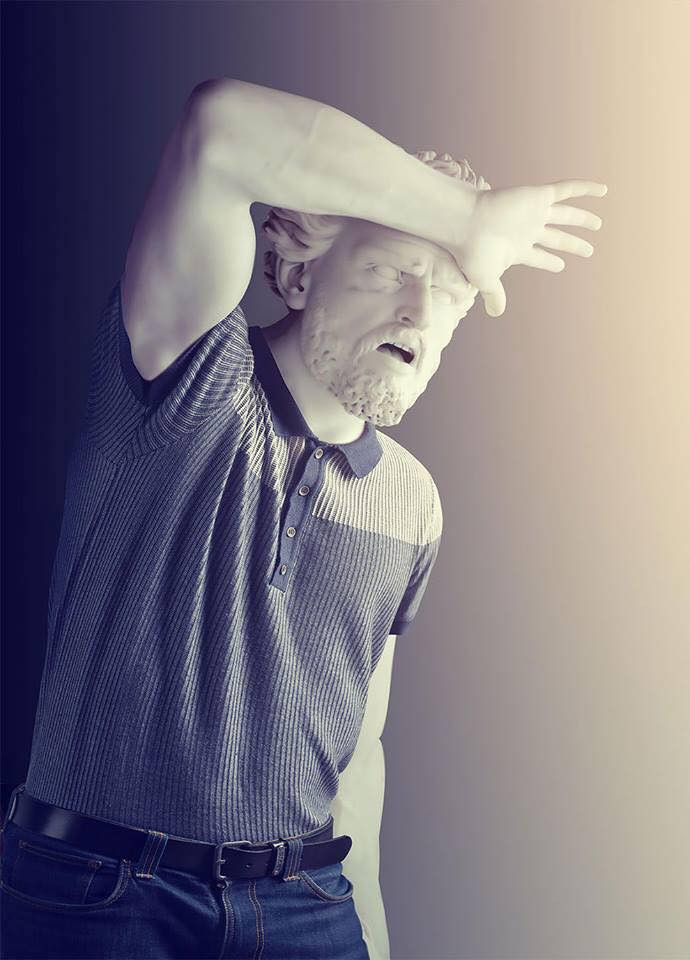 Nickname Huy Hoàng có bình luận sau khi xem những bức tượng khỏa thân được dân mạng mặc đồ: "Không phải mình sính ngoại nhưng tượng khỏa thân ở nước ngoài đúng là đẹp theo yếu tố nghệ thuật. Nhưng tượng ở Việt Nam như 12 con giáp ở Hải Phòng thì đúng là quá gớm và độ gợi dục quá cao".