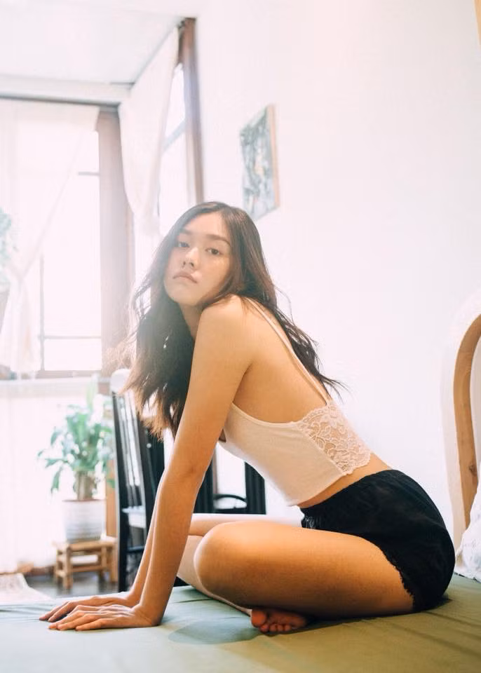 Dù mặc theo bất kì phong cách thời trang nào, Tường San trông vẫn vô cùng quyến rũ theo cách riêng của mình.