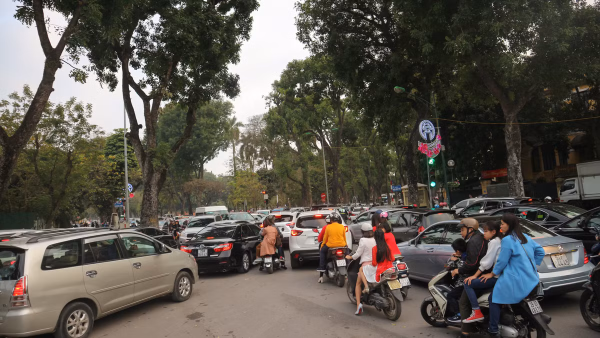 Lái xe Văn Ninh (41 tuổi, Hà Nội) cho biết: "Chiều mồng 1 Tết, tôi đón trả khách trên các tuyển phố Tôn Đức Thắng, Khâm Thiên và Nguyễn Lương Bằng thì vẫn xảy ra ùn tắc như ngày thường ".