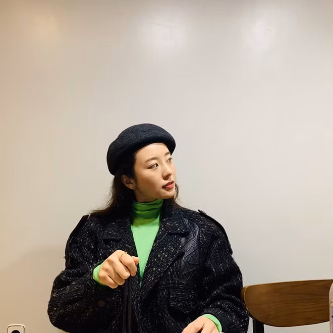 Nữ phóng viên công tác tại đài SBS (Hàn Quốc) từ năm 2016 và rất yêu thích công việc của mình. Lee Hyun-young cũng cho biết Hội nghị thượng đỉnh Mỹ-Triều lần hai diễn ra ở Hà Nội là cơ hội đầu tiên cô được tác nghiệp tại sự kiện quốc tế.