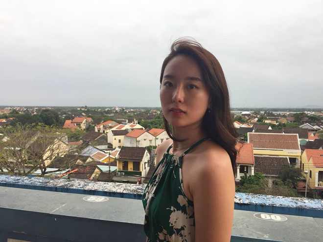 Hyun-young khá kín tiếng khi gần như không sử dụng Facebook, tài khoản Instagram của cô cũng được đặt ở chế độ riêng tư.