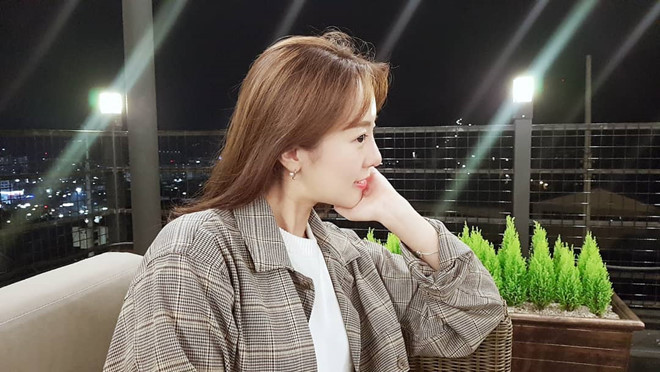 Lee Hyun-young cùng các đồng nghiệp đài SBS đến Việt Nam từ ngày 24/2 và sẽ ở lại đây đến hết ngày 3/3, sau khi nhà lãnh đạo Triều Tiên - Kim Jong-un trở về nước.