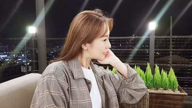 Lee Hyun-young cùng các đồng nghiệp đài SBS đến Việt Nam từ ngày 24/2 và sẽ ở lại đây đến hết ngày 3/3, sau khi nhà lãnh đạo Triều Tiên - Kim Jong-un trở về nước.