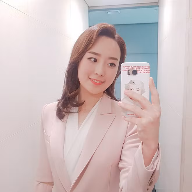 Với gương mặt xinh đẹp, nữ phóng viên Lee Hyun-young của đài SBS (Hàn Quốc) khiến người đối diện khó rời mắt trong những ngày đưa tin về Hội nghị thượng đỉnh Mỹ-Triều tại Việt Nam.