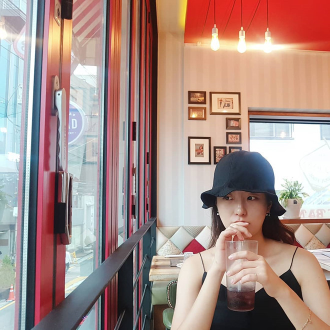 Khi không xuất hiện trên bản tin của đài SBS, 9X chọn trang phục trẻ trung, năng động.