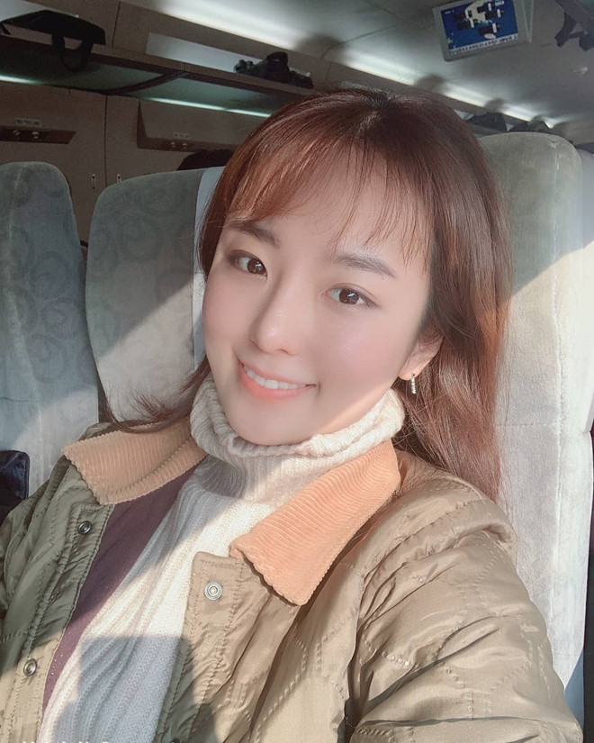 Lee Hyun-young từng học tập tại ĐH Quốc gia Seoul - trường đại học được coi là uy tín nhất tại Hàn Quốc. Cô cũng có một năm học tại Pháp.