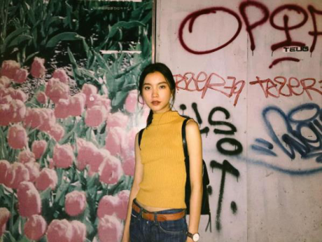 Quay trở lại với Jularat, cô sở hữu gương mặt xinh đẹp với ngũ quan thanh tú, làn da trắng, mịn cùng gu thời trang khá chất. Chính bởi vậy, cư dân mạng đã không ngần ngại tôn cô lên làm "Nữ thần sắc đẹp" Thái Lan.