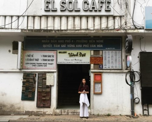 Sau khi những hình ảnh của Jularat Hanrungroj xuất hiện tại Sài Gòn được đăng tải, những fan Việt của cô nàng này tỏ ra vô cùng hào hứng và để lại không ít bình luận trên những bức ảnh.