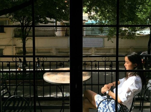 Trong chuyến hành trình của mình tại Sài Gòn, cô nàng hot girl xứ Chùa Vàng đã thăm thú một vài địa điểm, quán cafe nổi tiếng. Đi tới đâu, cô gái này cũng không quên chụp lại ảnh check-in với phong thái cực phiêu.