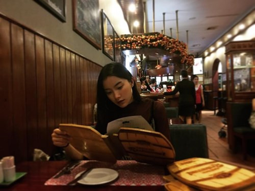 Bên cạnh đó, dân tình cũng không quên xuýt xoa dành những lời khen cho nhan sắc xinh đẹp và cuốn hút của cô nàng hot girl được mệnh danh là "Nữ thần sắc đẹp" Thái Lan.