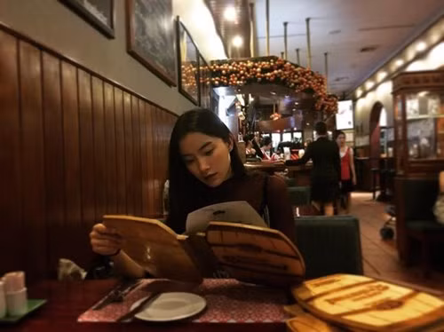 Bên cạnh đó, dân tình cũng không quên xuýt xoa dành những lời khen cho nhan sắc xinh đẹp và cuốn hút của cô nàng hot girl được mệnh danh là "Nữ thần sắc đẹp" Thái Lan.