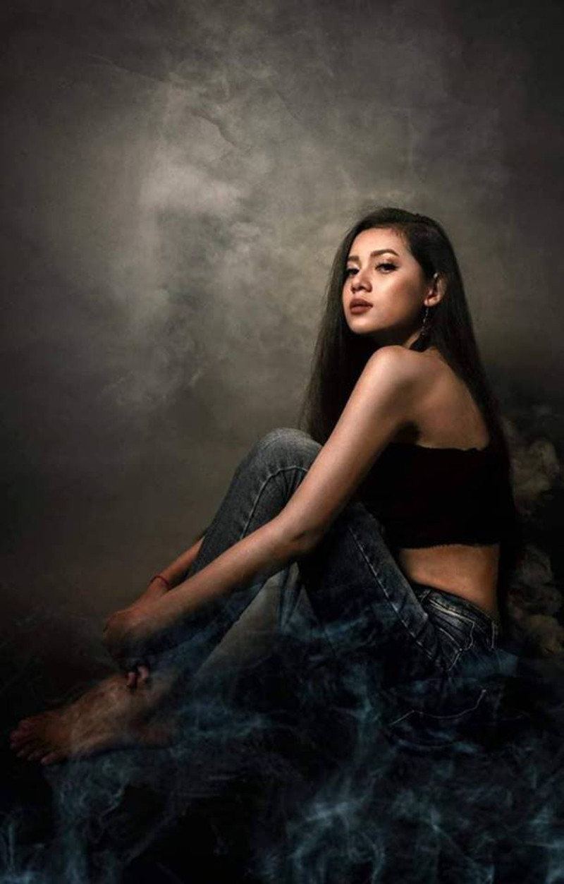 Đã vậy, Thu Hà còn nuôi mái tóc dài hơn thắt lưng, làm điểm nhấn tôn lên những nét lai Ấn Độ trên gương mặt mình. Thậm chí, nhiều người còn cho rằng nếu không phải người Ấn thì cô bạn này là con lai có cha hoặc mẹ là người gốc Ấn.